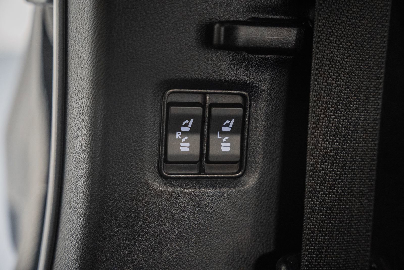 Used 2021 Lexus RX 350L Premium w/ Premium Package image 43