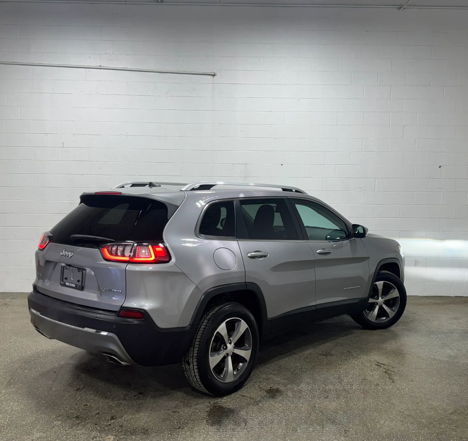 Used 2019 Jeep Cherokee Limited image 3