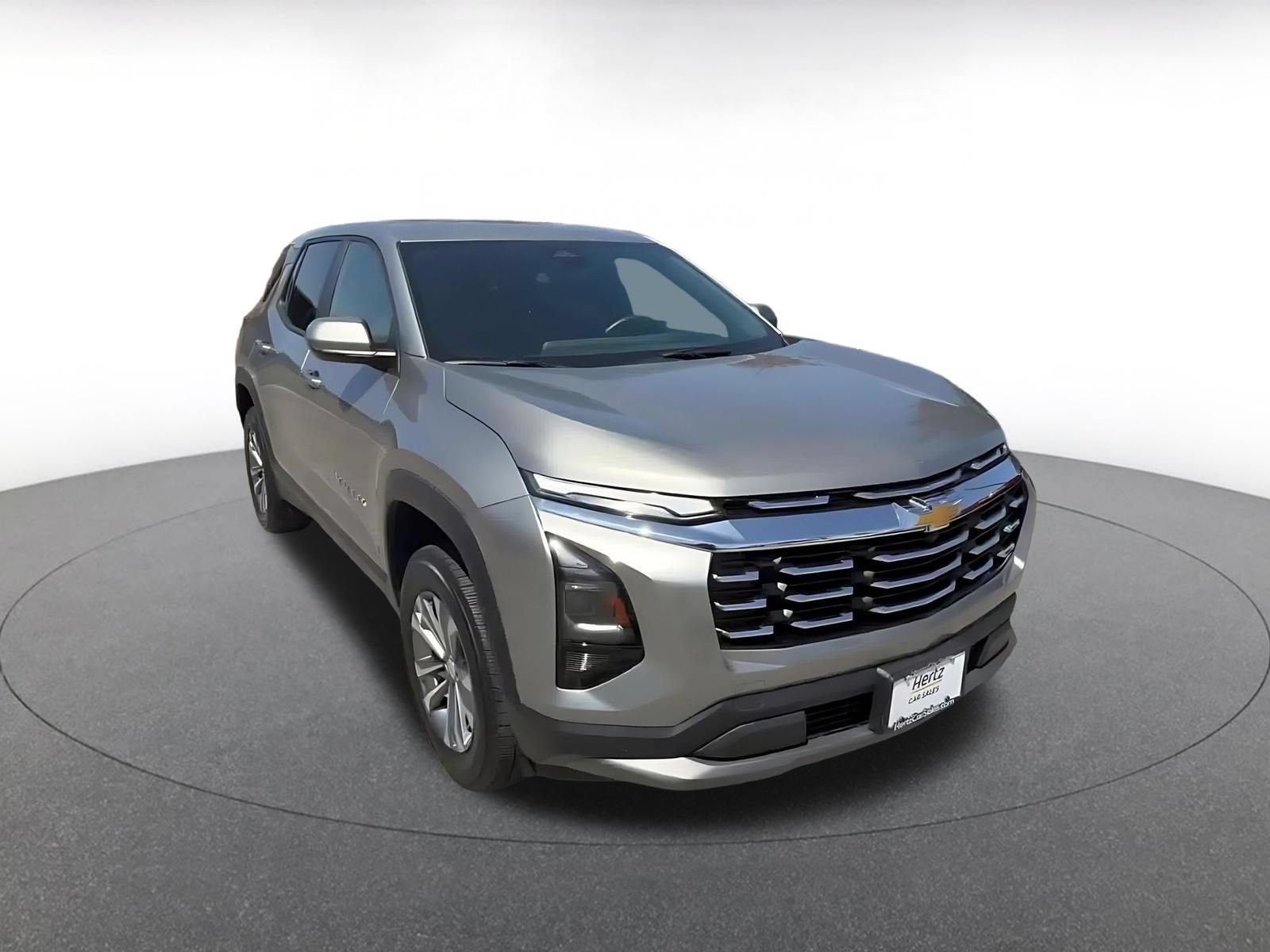 Used 2025 Chevrolet Equinox LT FWD image 2