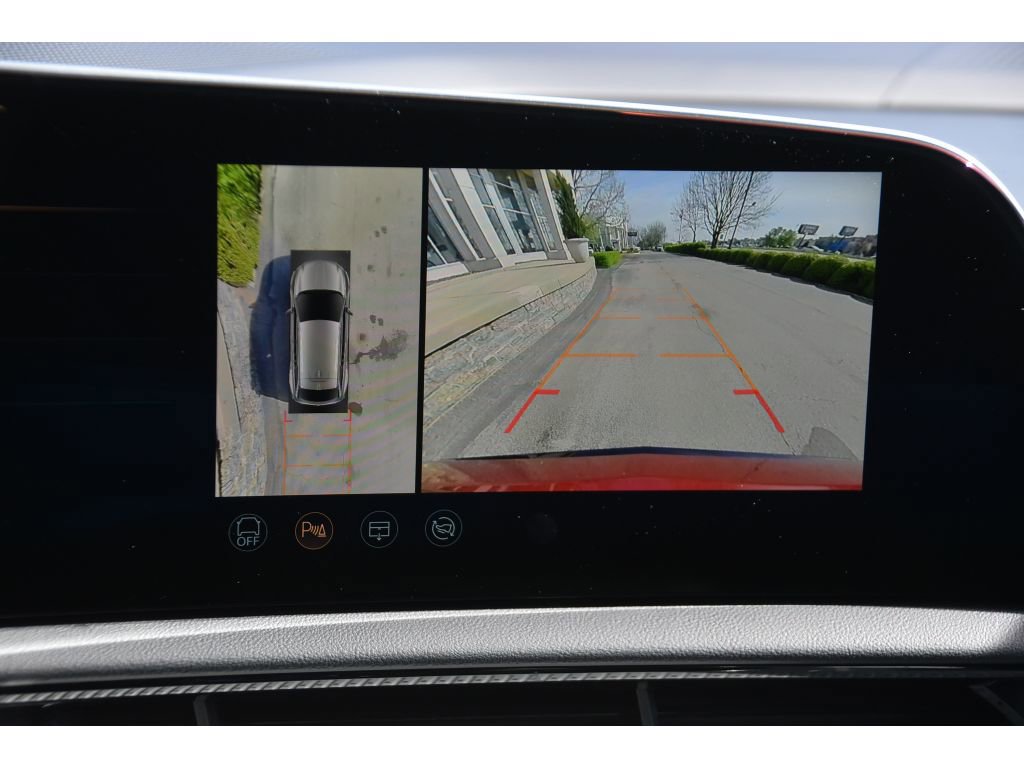 Used 2025 Cadillac Optiq Sport 2 w/ LPO, Floor Liner Package AWD/4WD image 23
