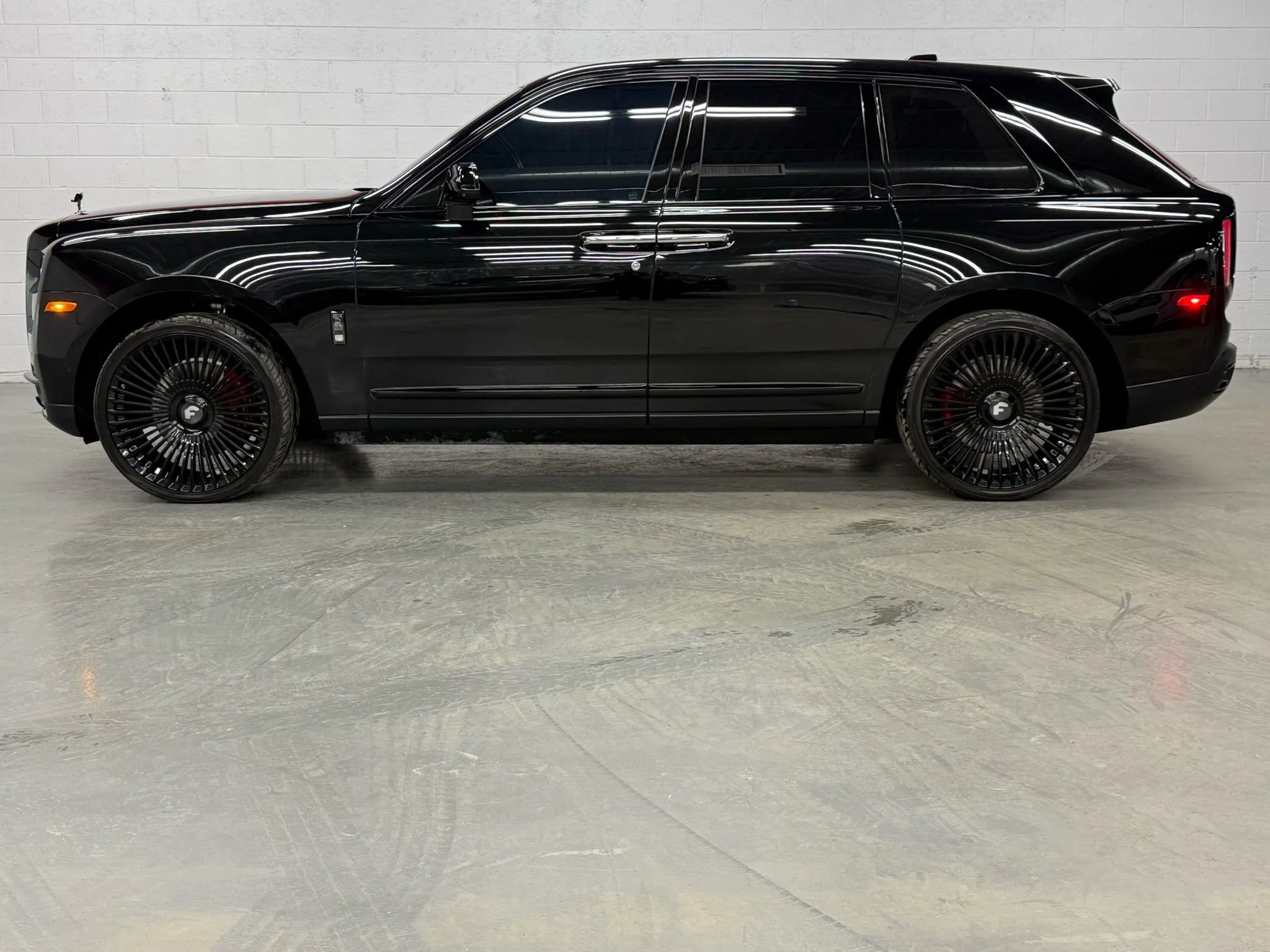 Used 2022 Rolls-Royce Cullinan Black Badge w/ Dark Exterior Package image 6