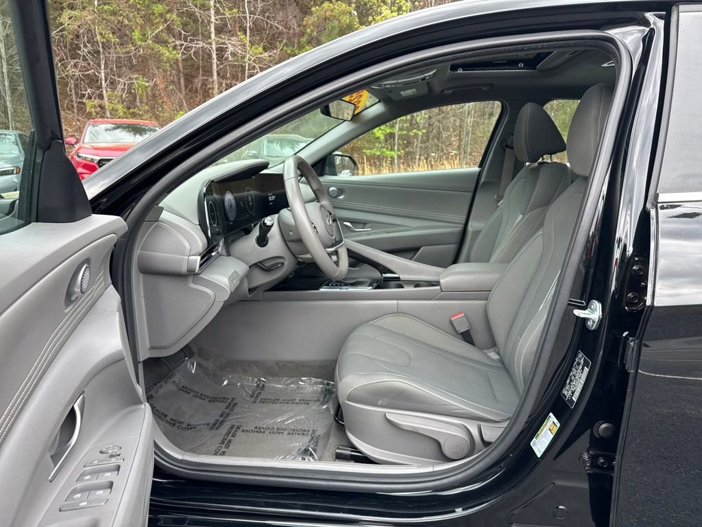 Used 2025 Hyundai Elantra SEL image 20