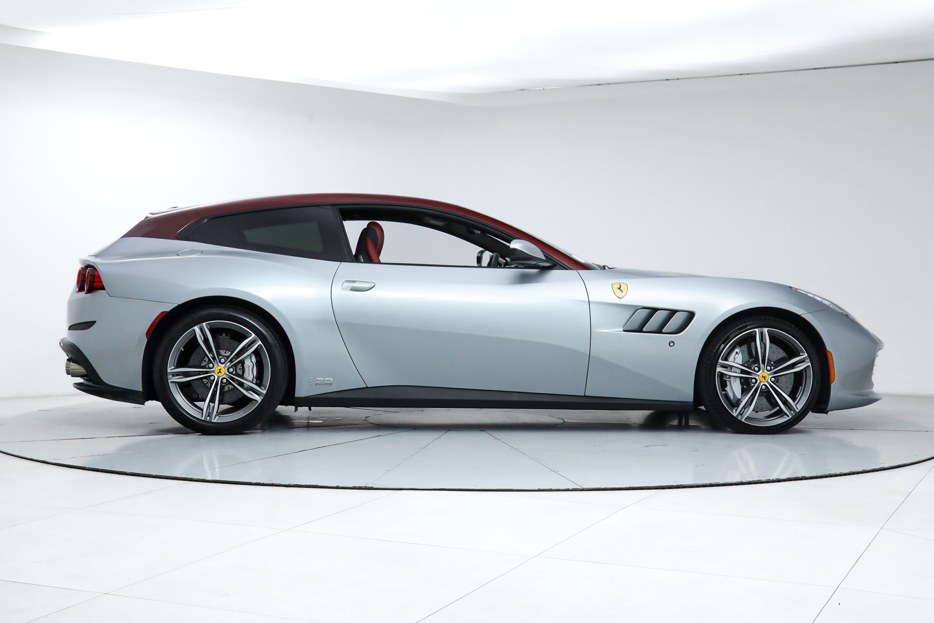 Certified 2018 Ferrari GTC4Lusso image 9