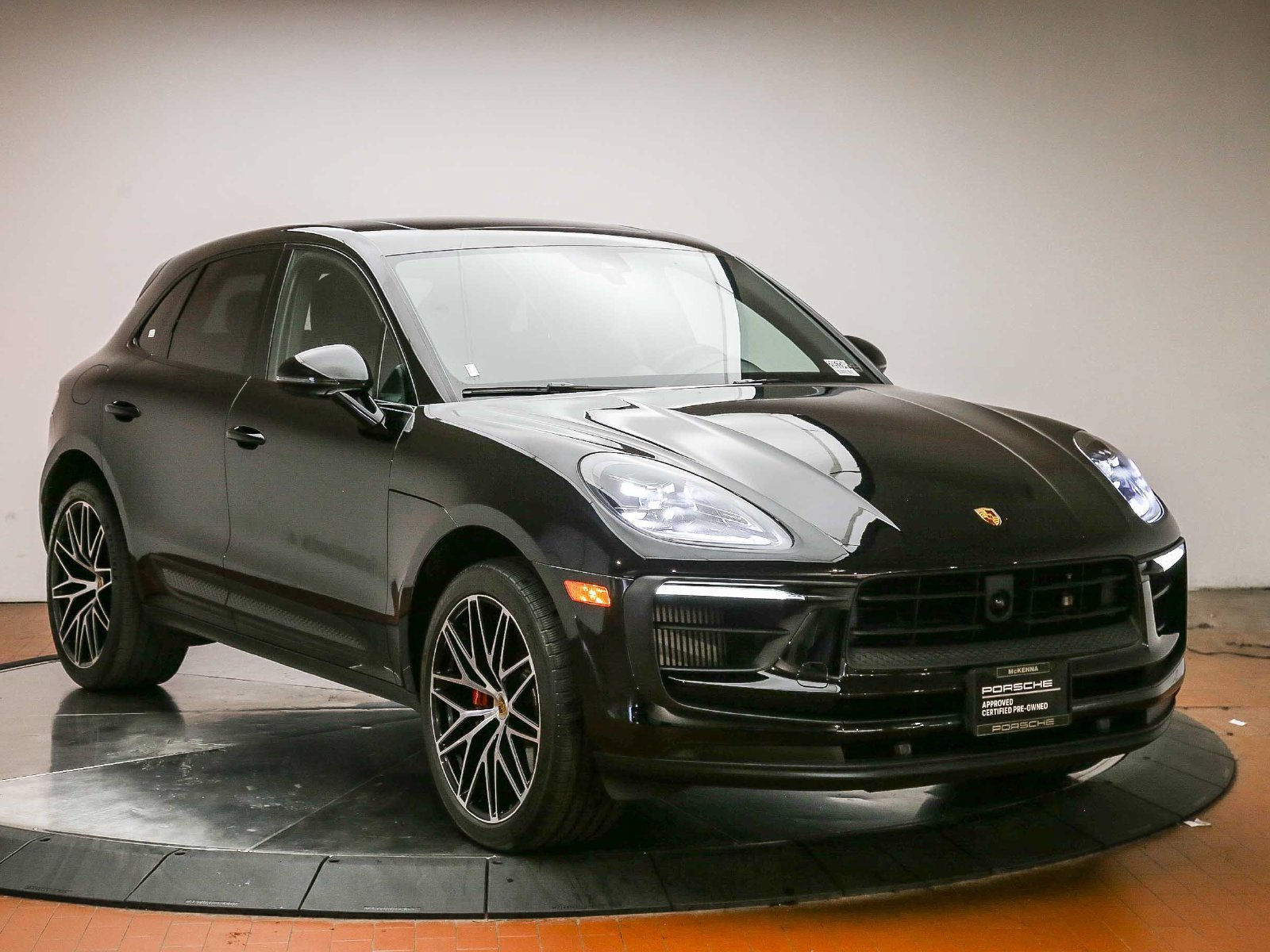 Certified 2022 Porsche Macan S AWD/4WD image 4