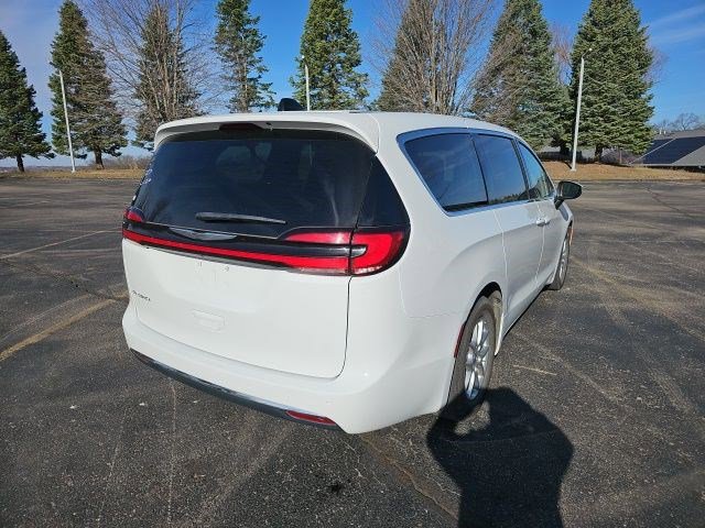 Used 2023 Chrysler Pacifica Touring-L image 6
