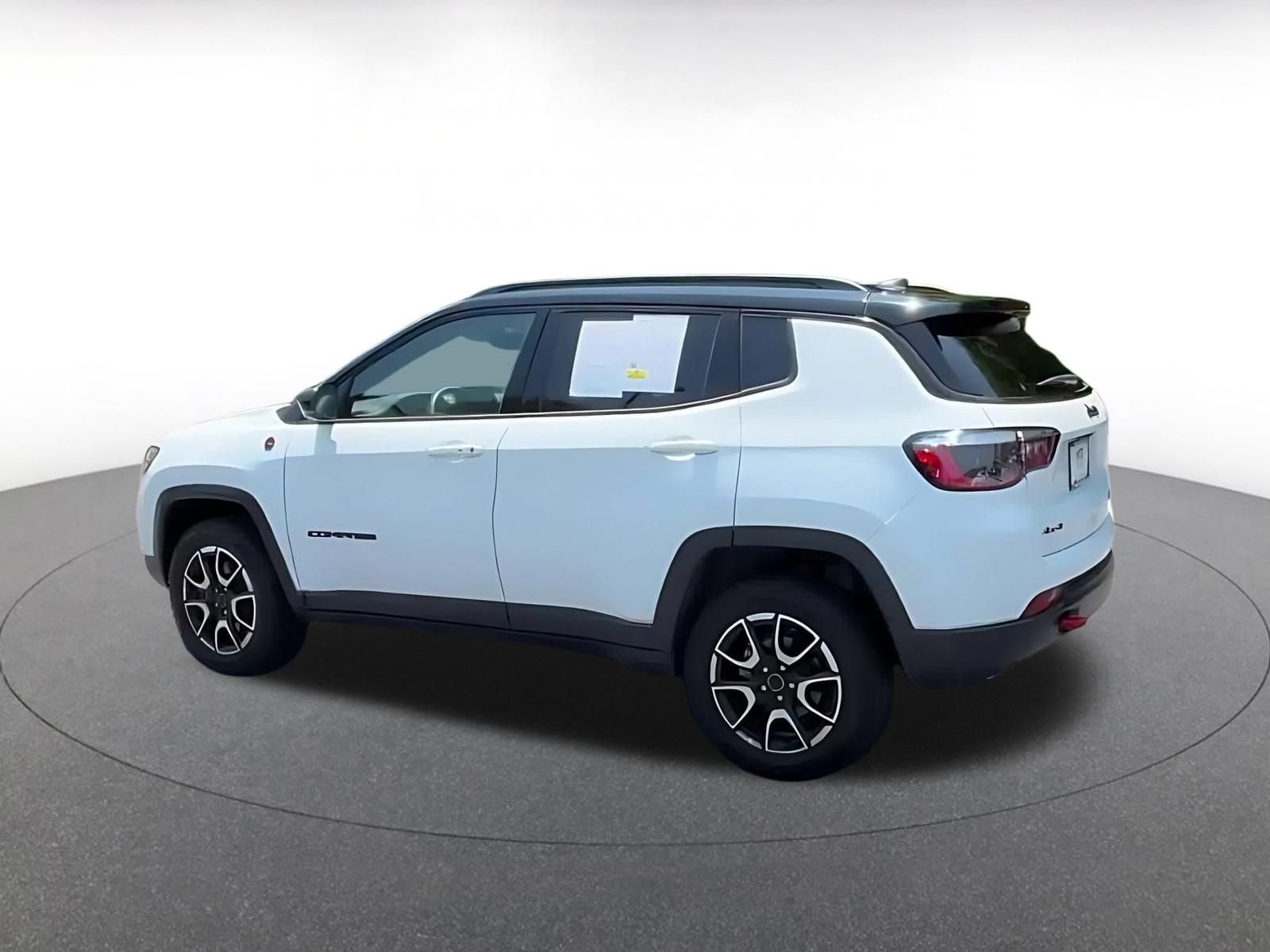 Used 2025 Jeep Compass Trailhawk AWD/4WD image 8