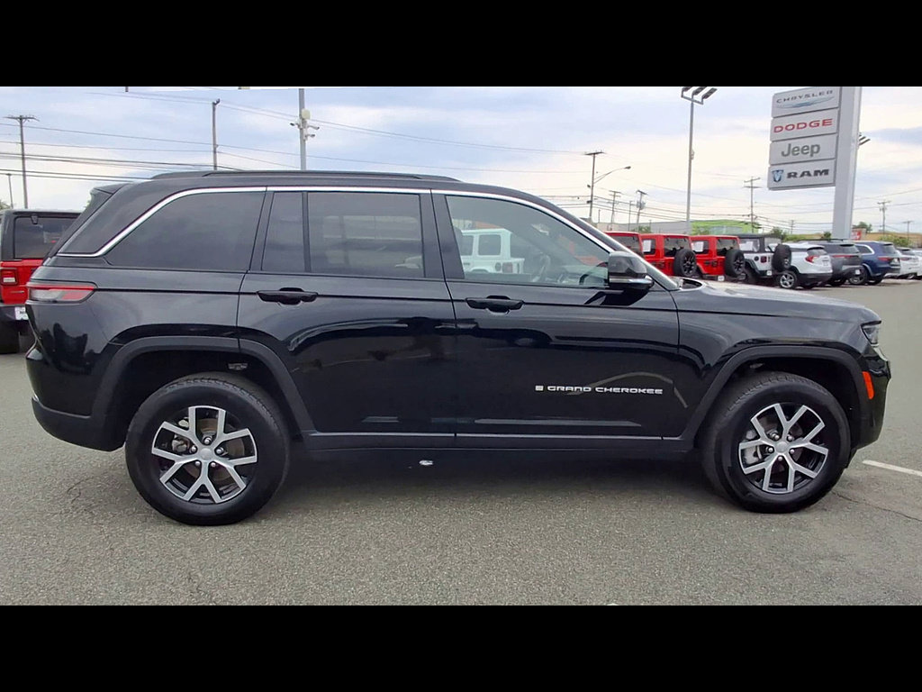 Used 2024 Jeep Grand Cherokee Limited AWD/4WD image 9
