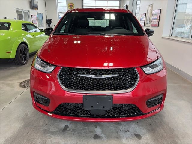 Used 2026 Chrysler Pacifica Select image 2