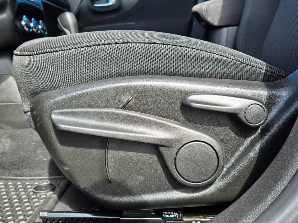 Used 2017 Jeep Renegade Latitude w/ Cold Weather Group AWD/4WD image 18