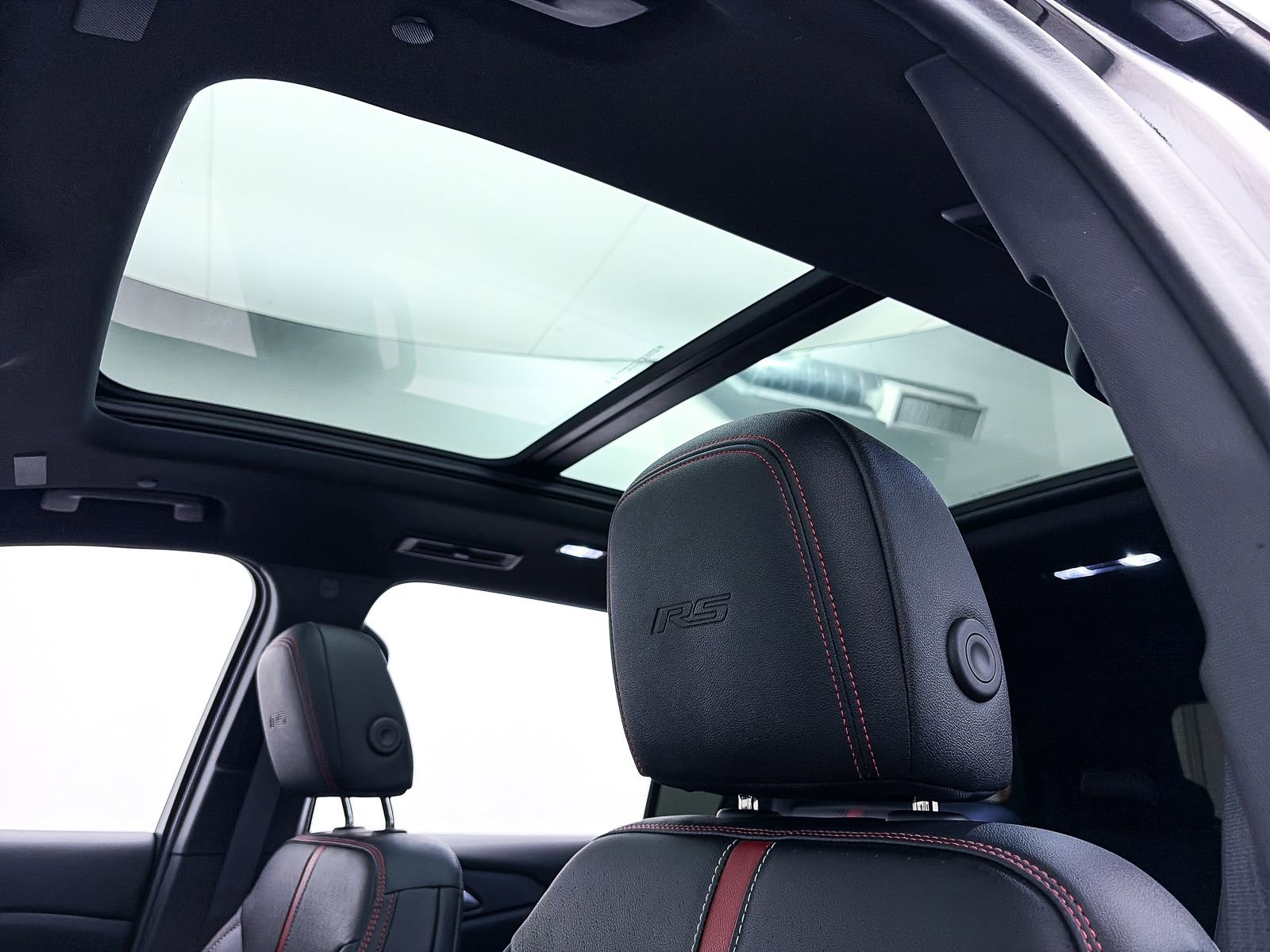 Used 2024 Chevrolet Traverse RS image 3