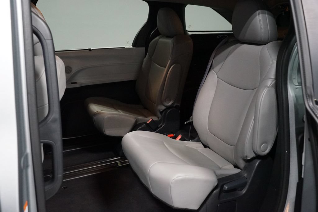 Certified 2025 Toyota Sienna XLE FWD image 29