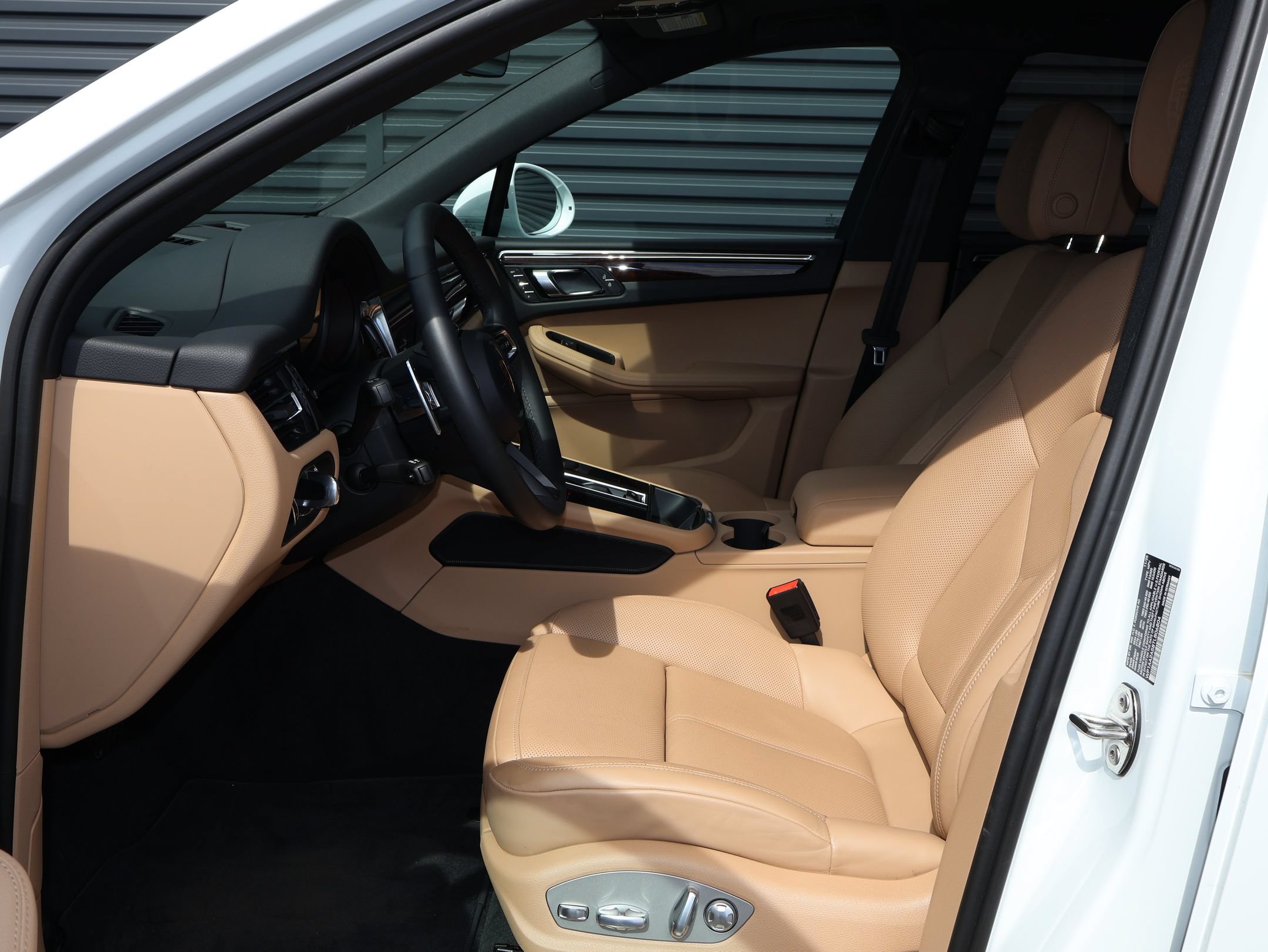Certified 2026 Porsche Macan AWD/4WD image 5