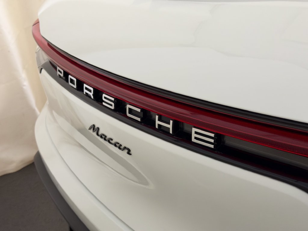 Certified 2026 Porsche Macan AWD/4WD image 25