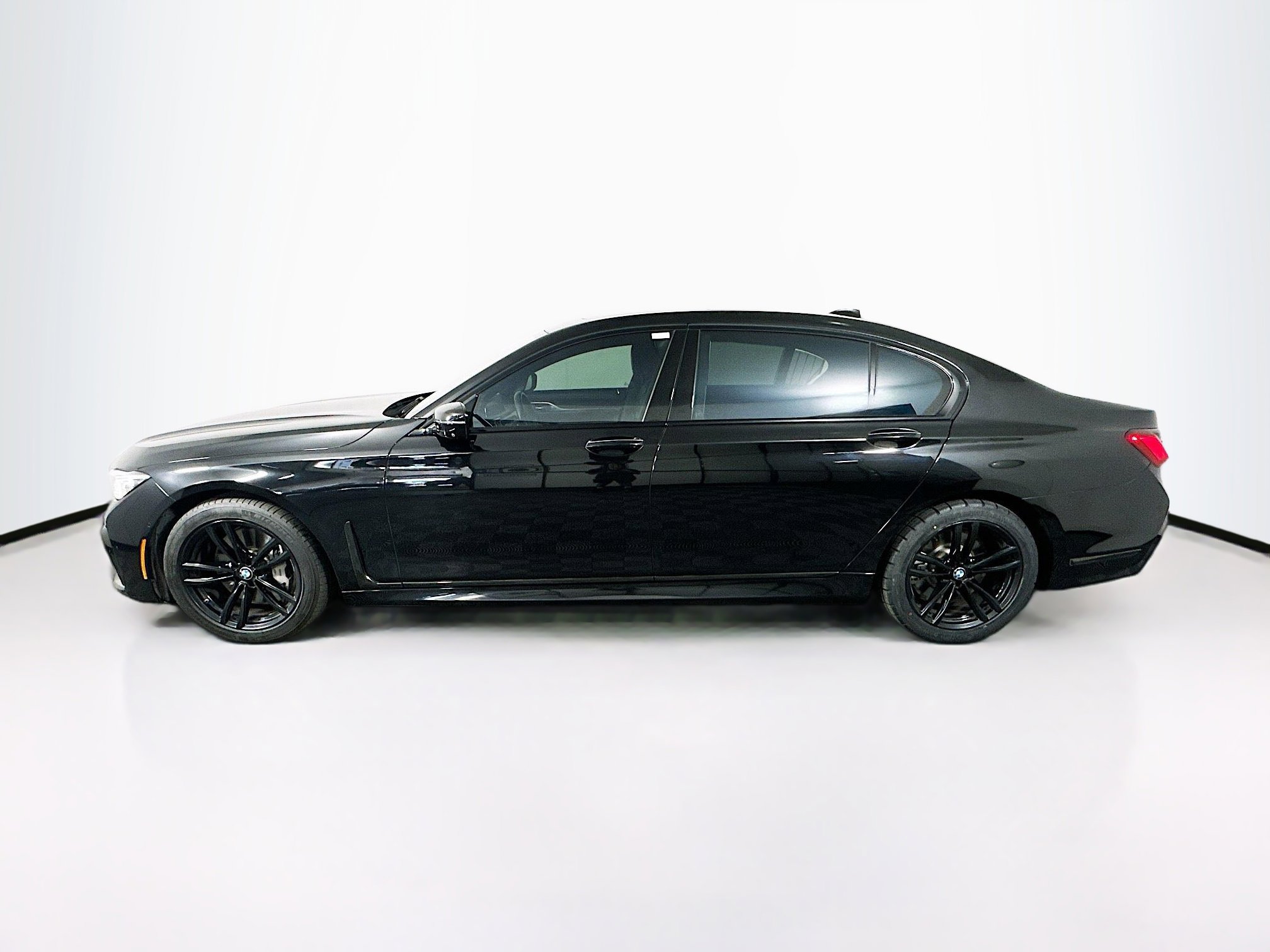 Used 2020 BMW 750i xDrive w/ Executive Package image 4