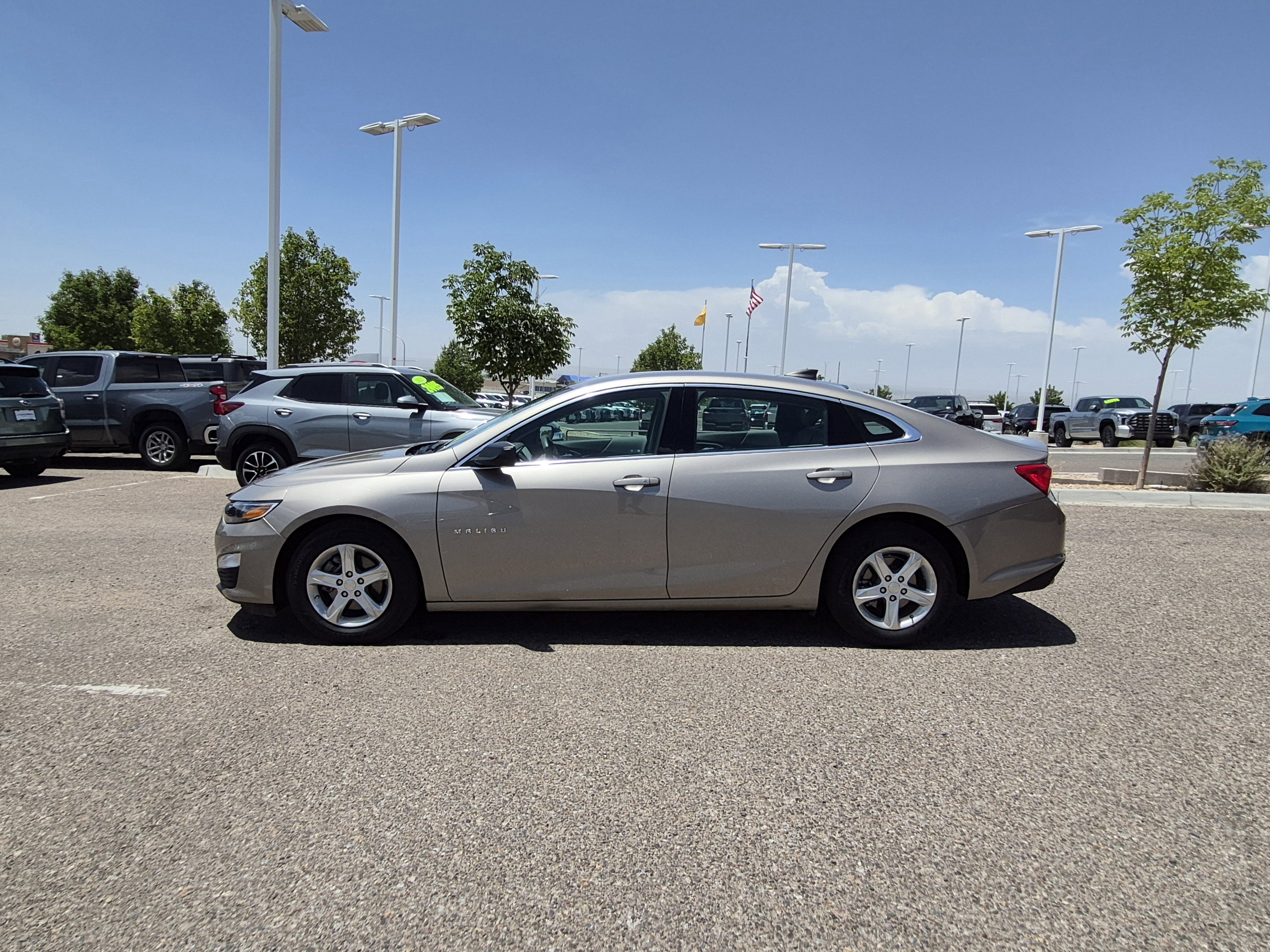 Used 2023 Chevrolet Malibu LS FWD image 2
