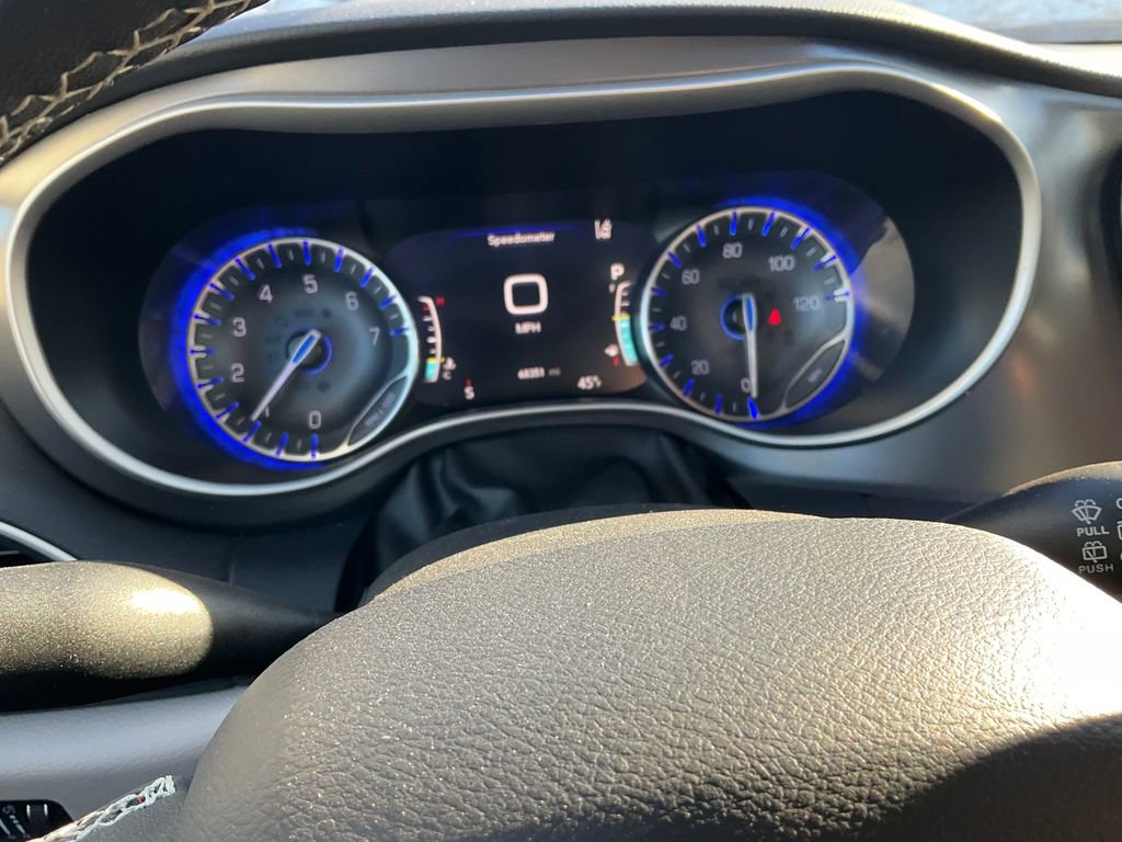 Used 2023 Chrysler Pacifica Touring-L image 8