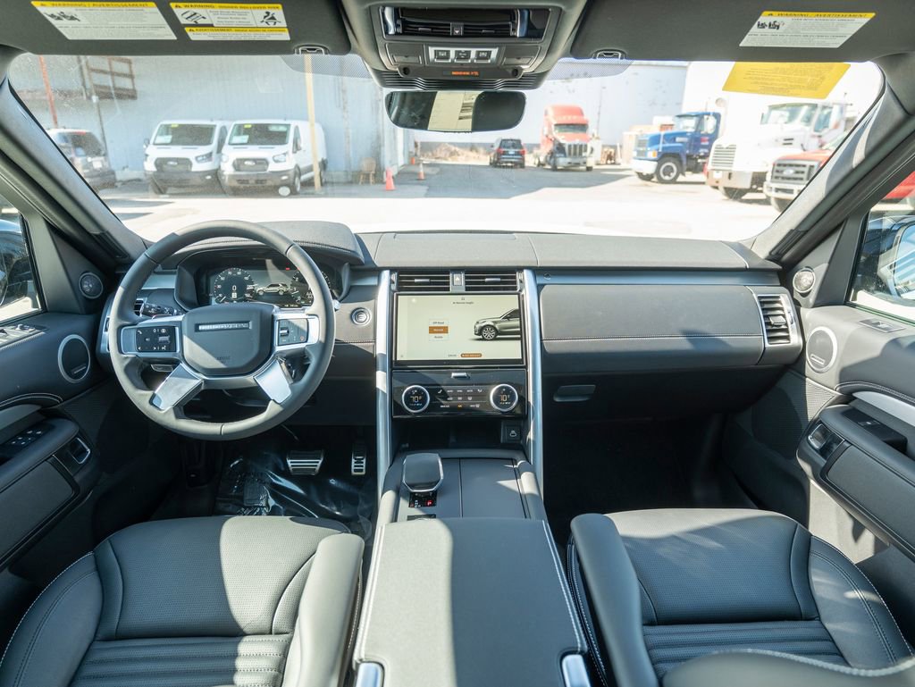 New 2025 Land Rover Discovery Dynamic SE image 17