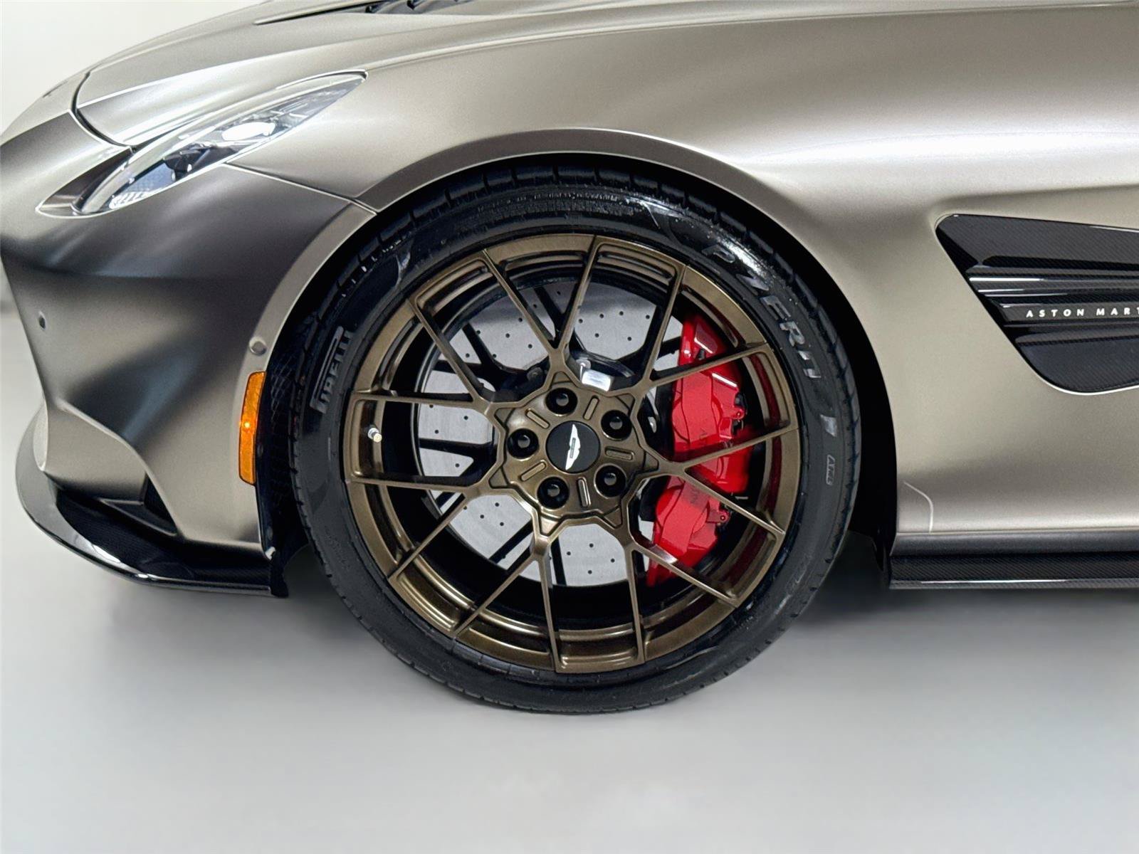 Used 2025 Aston Martin Vanquish RWD image 39