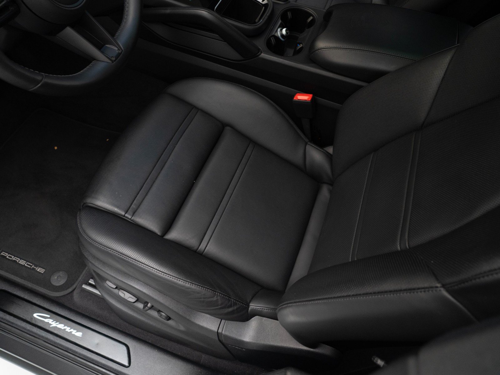 Certified 2025 Porsche Cayenne GTS AWD/4WD image 17