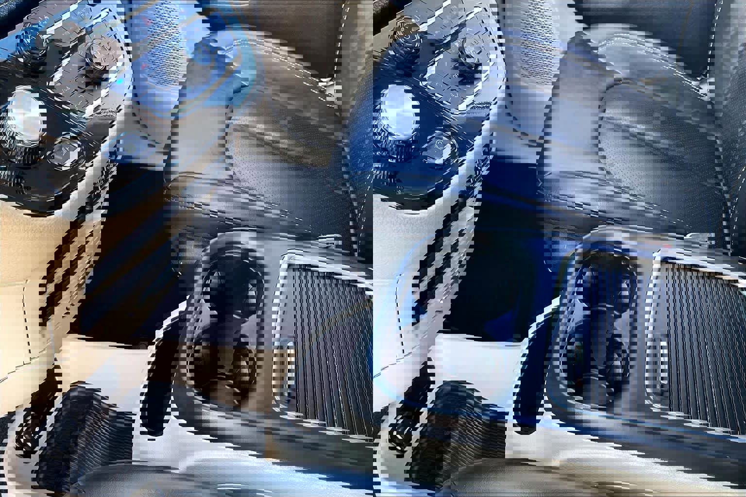 Used 2023 Chrysler Pacifica Touring-L image 15