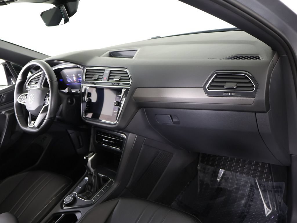 Used 2024 Volkswagen Tiguan SE R-Line AWD/4WD image 30