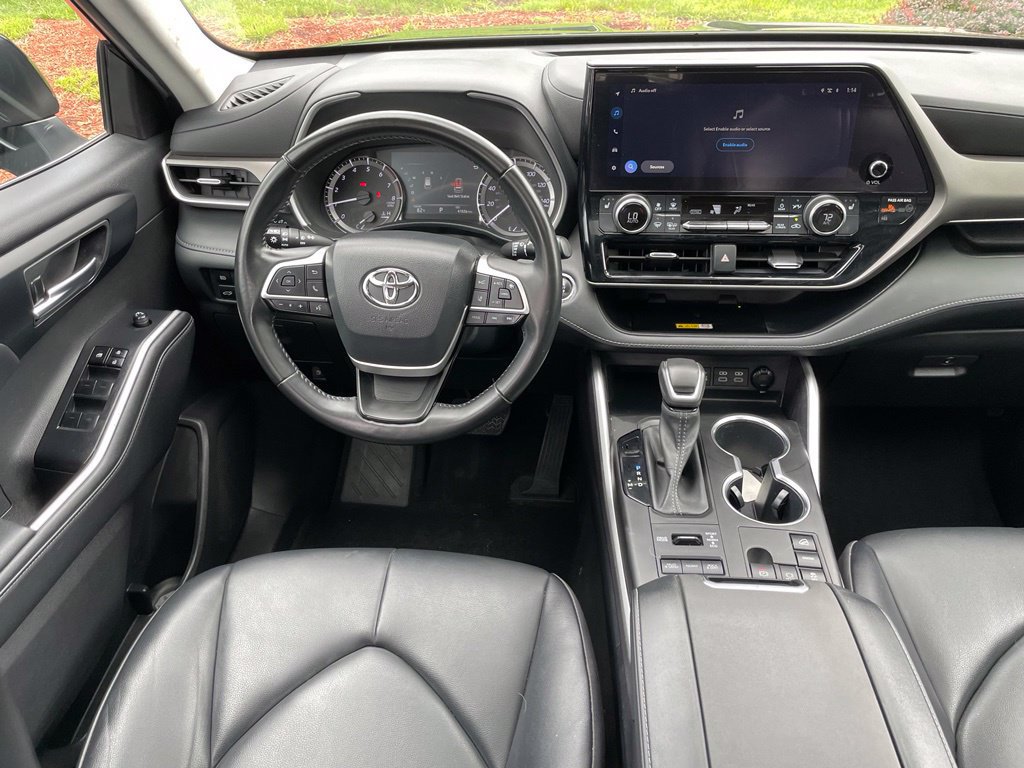Used 2023 Toyota Highlander XLE AWD/4WD image 13