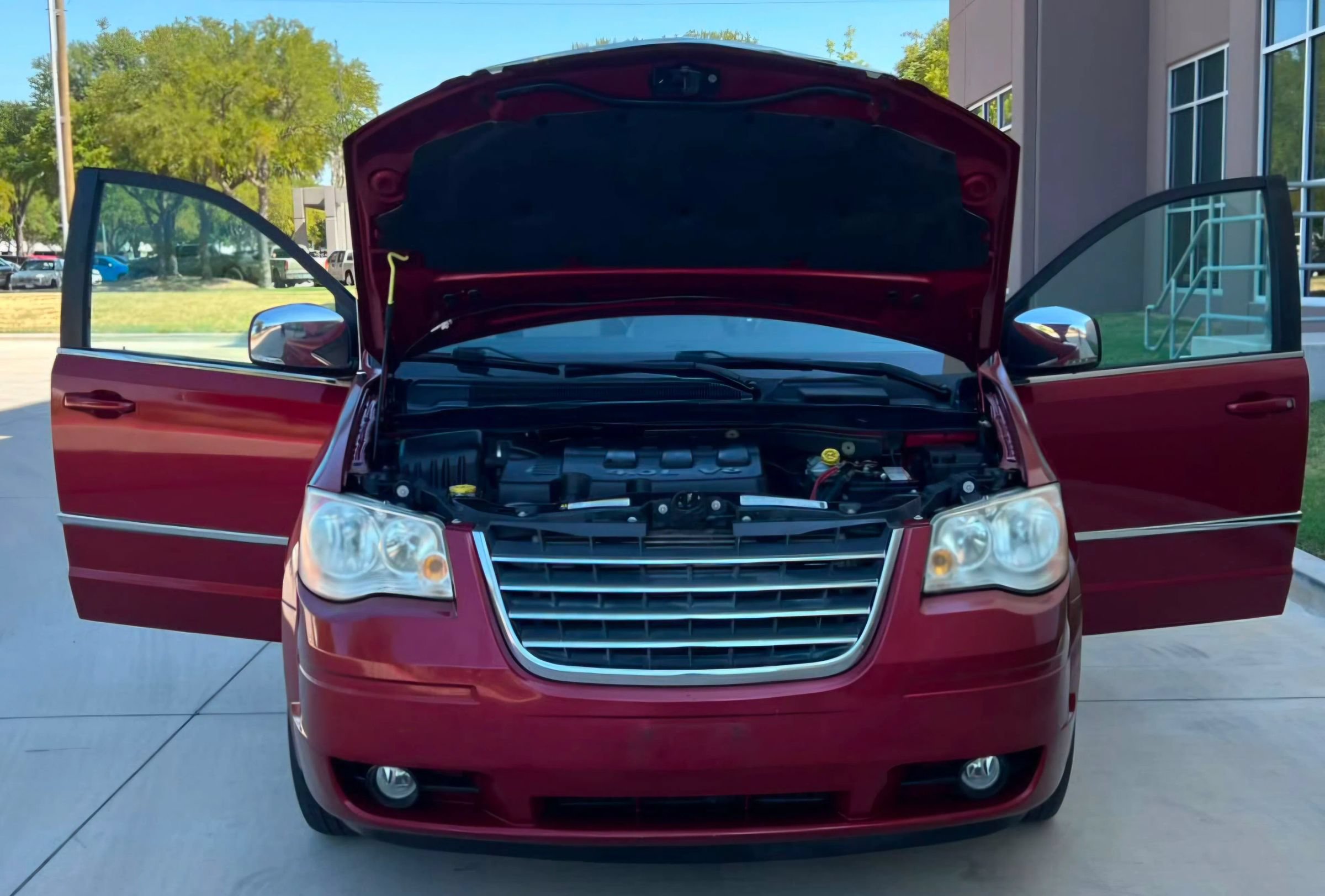 Used 2010 Chrysler Town & Country Touring Plus w/ Safetytec Group FWD image 15