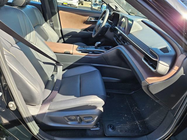 Used 2023 Toyota Crown Limited image 24