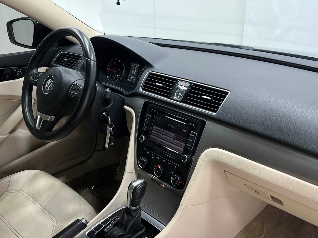 Used 2015 Volkswagen Passat TDI SE image 19