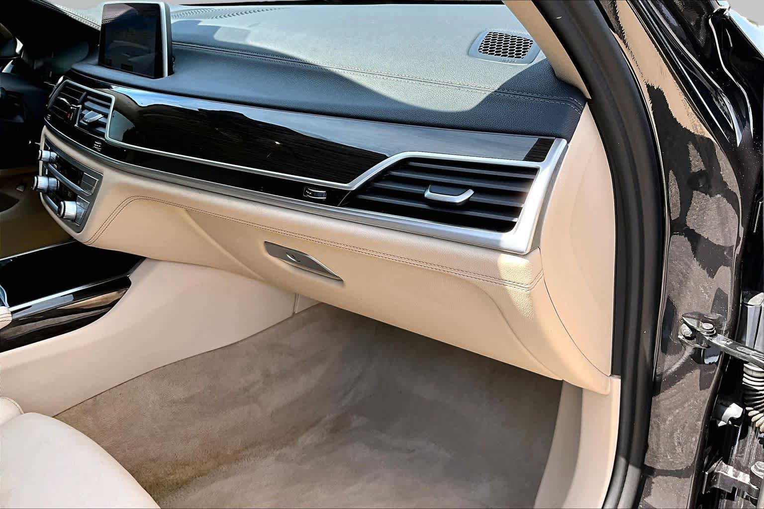 Used 2020 BMW 740i w/ Cold Weather Package RWD image 18