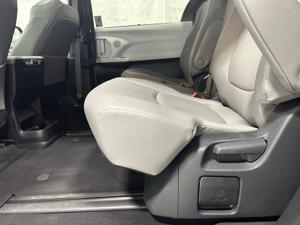 Used 2025 Toyota Sienna XLE image 47