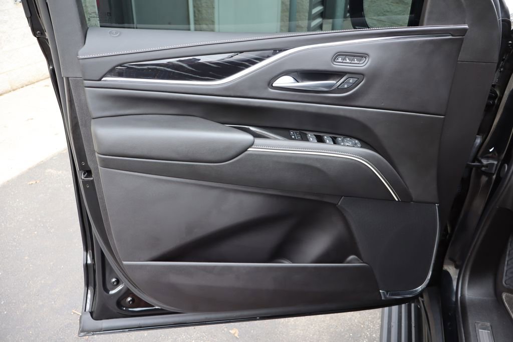 Used 2024 Cadillac Escalade ESV V w/ LPO, ONYX Package AWD/4WD image 31