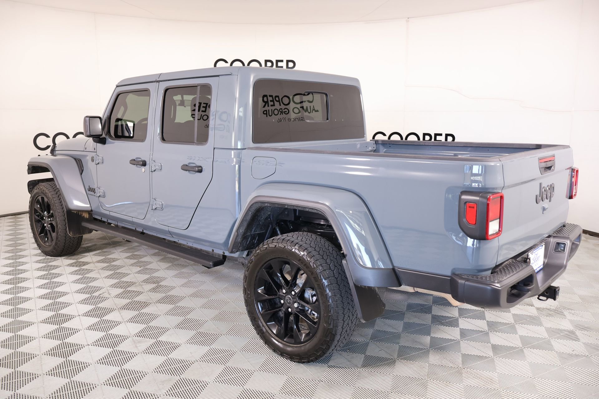 Used 2024 Jeep Gladiator Sport image 21