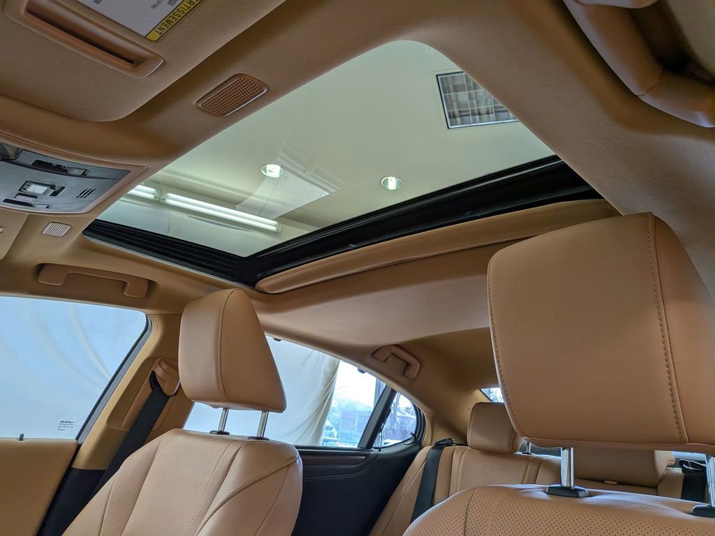 Certified 2024 Lexus ES 300h Ultra Luxury w/ Accessory Package (Z2) image 18