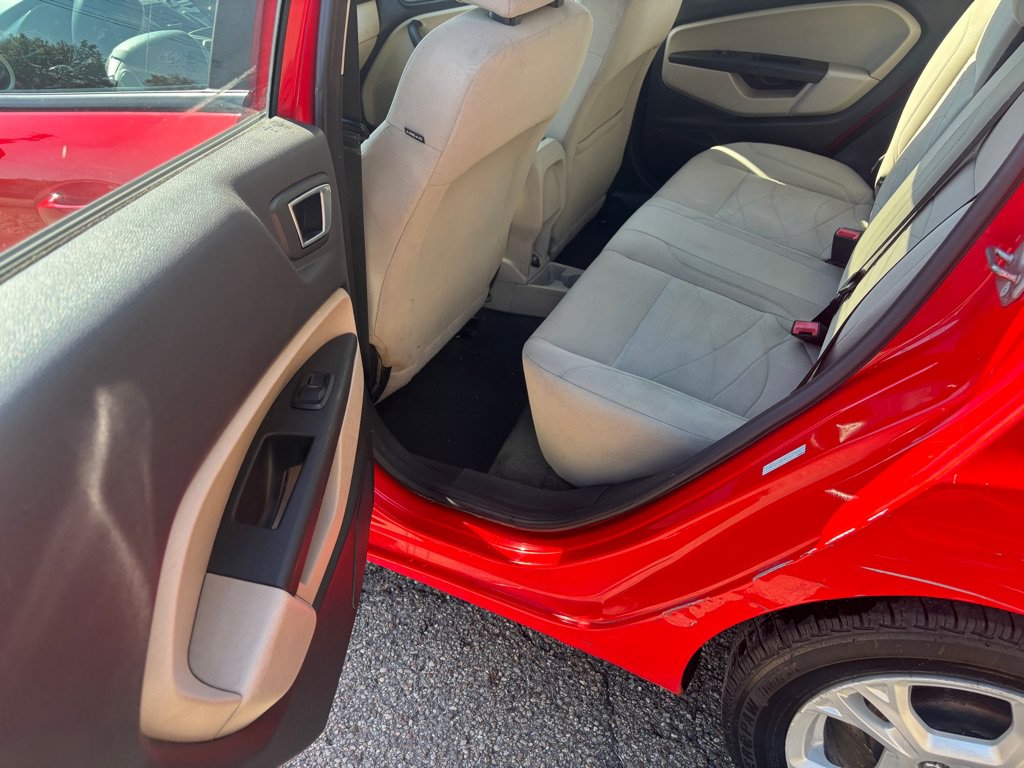Used 2014 Ford Fiesta SE w/ Comfort Package FWD image 8