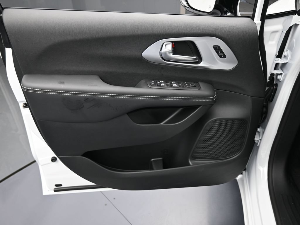 New 2026 Chrysler Pacifica Limited w/ S Appearance Package FWD image 13