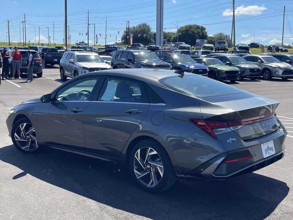 Used 2024 Hyundai Elantra Limited FWD image 5