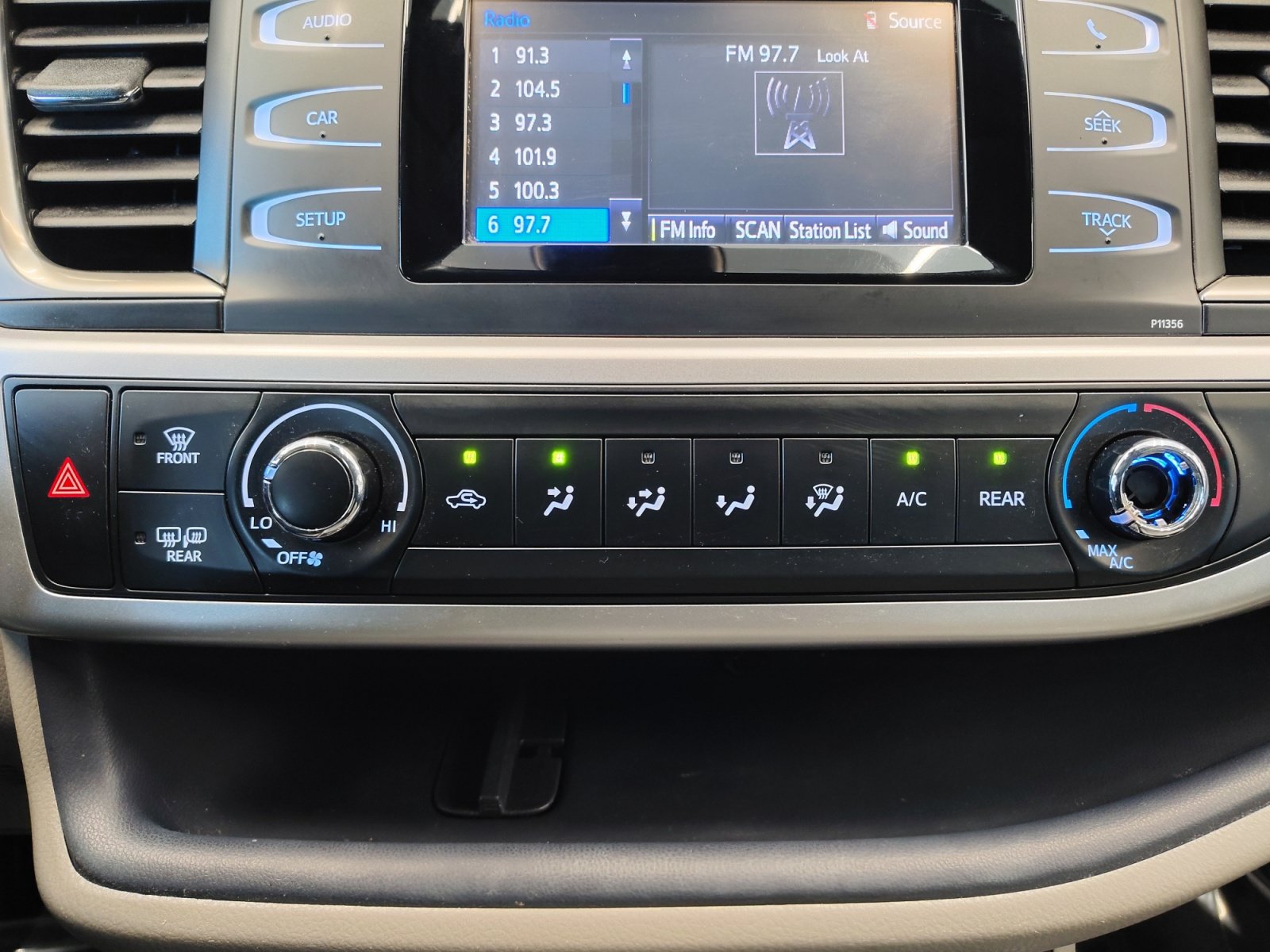 Used 2017 Toyota Highlander LE FWD image 18