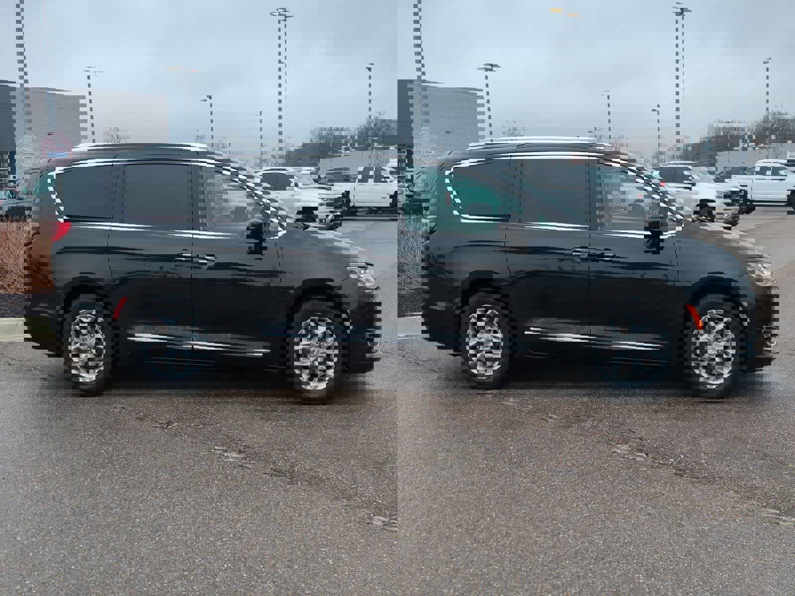 Used 2018 Chrysler Pacifica Touring-L Plus w/ Tire & Wheel Group image 5