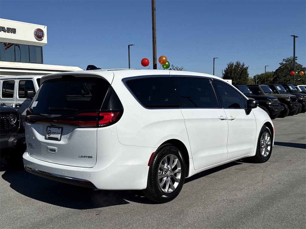 New 2026 Chrysler Pacifica Limited image 5