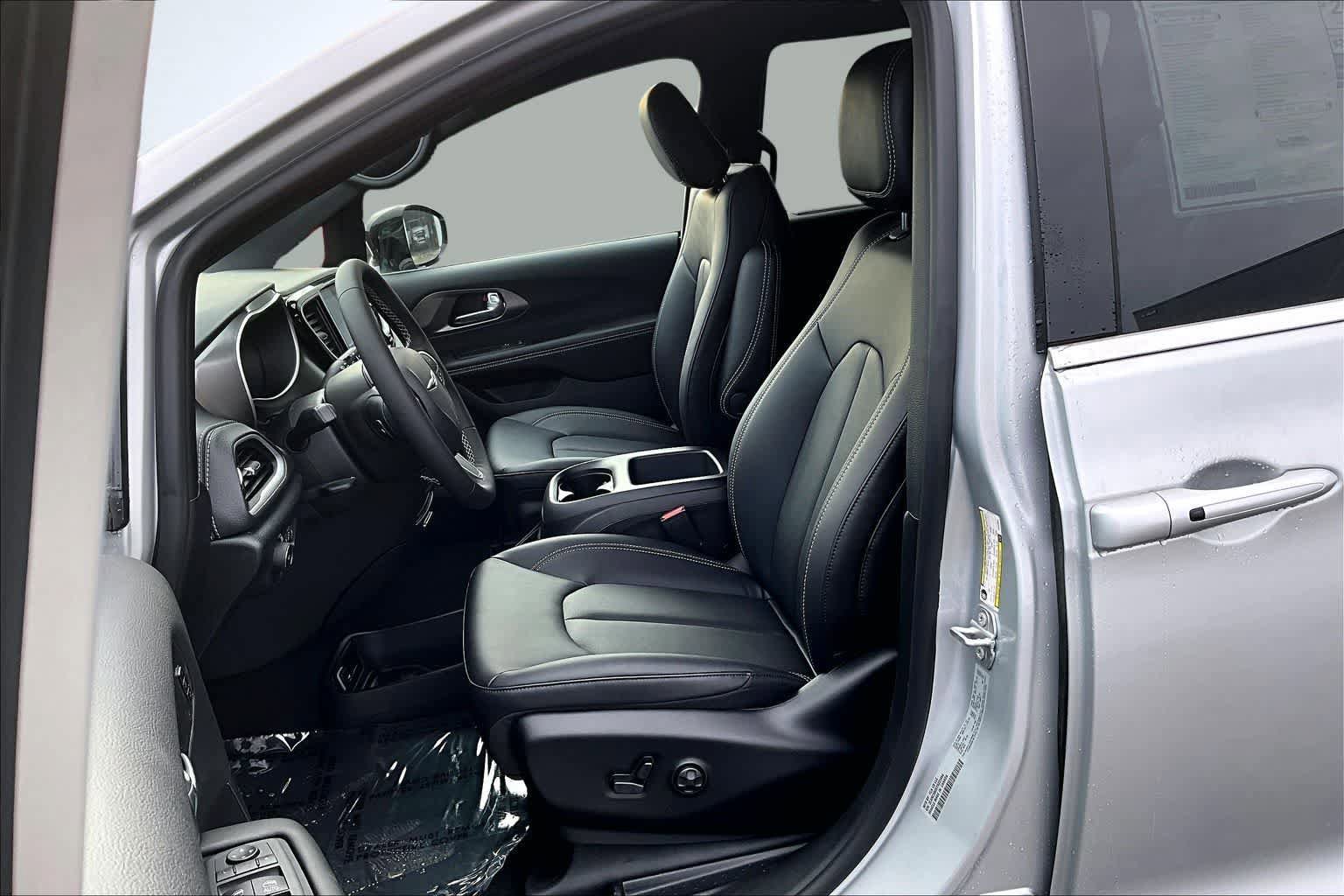 New 2026 Chrysler Pacifica Select AWD/4WD image 11