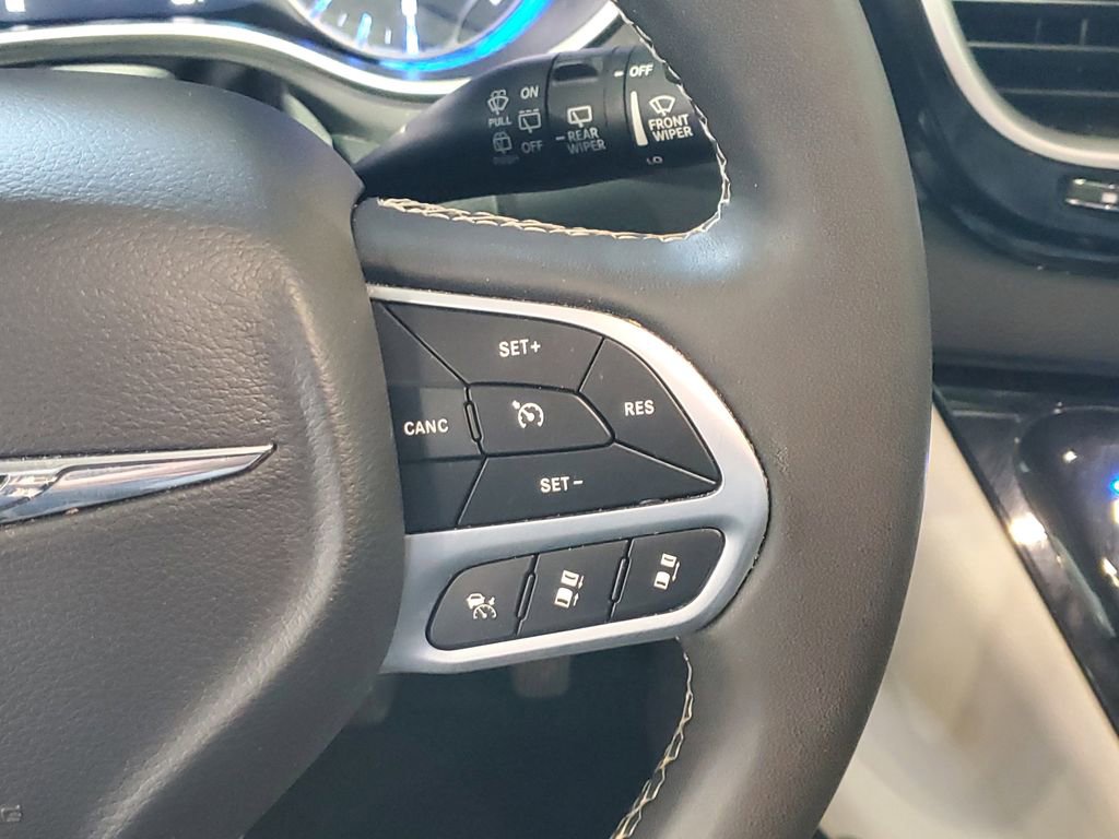 Used 2023 Chrysler Pacifica Touring-L FWD image 25