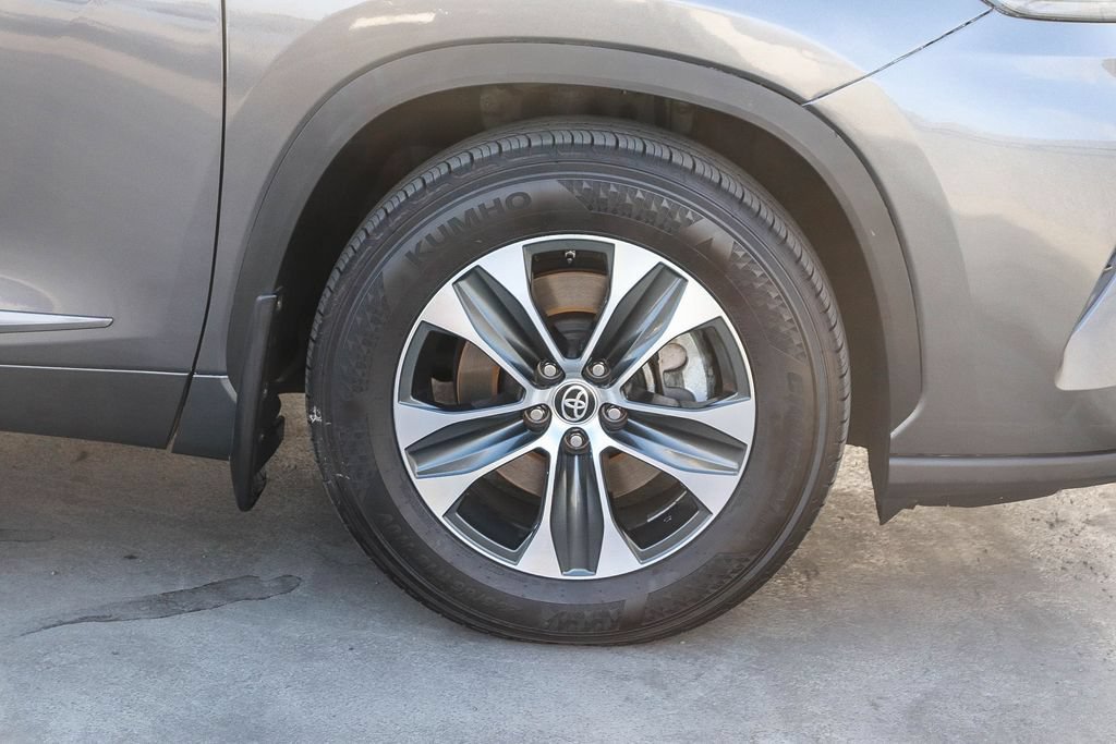 Used 2022 Toyota Highlander XLE FWD image 11