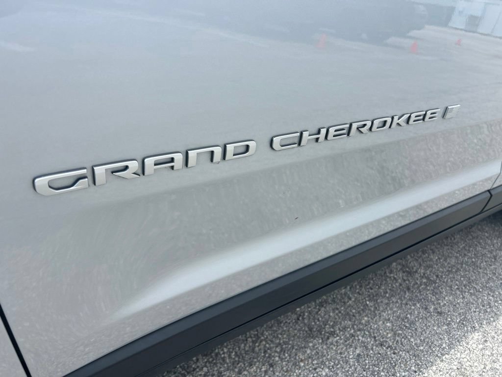Used 2024 Jeep Grand Cherokee Laredo X w/ Luxury Tech Group I AWD/4WD image 20
