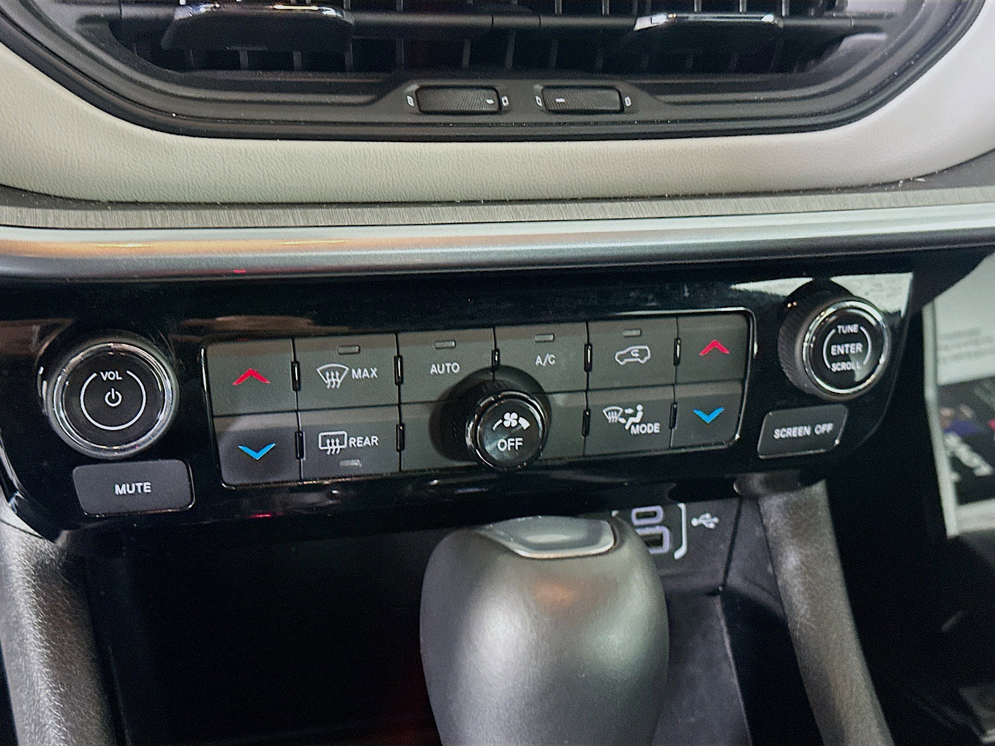 Used 2025 Jeep Compass Limited image 23