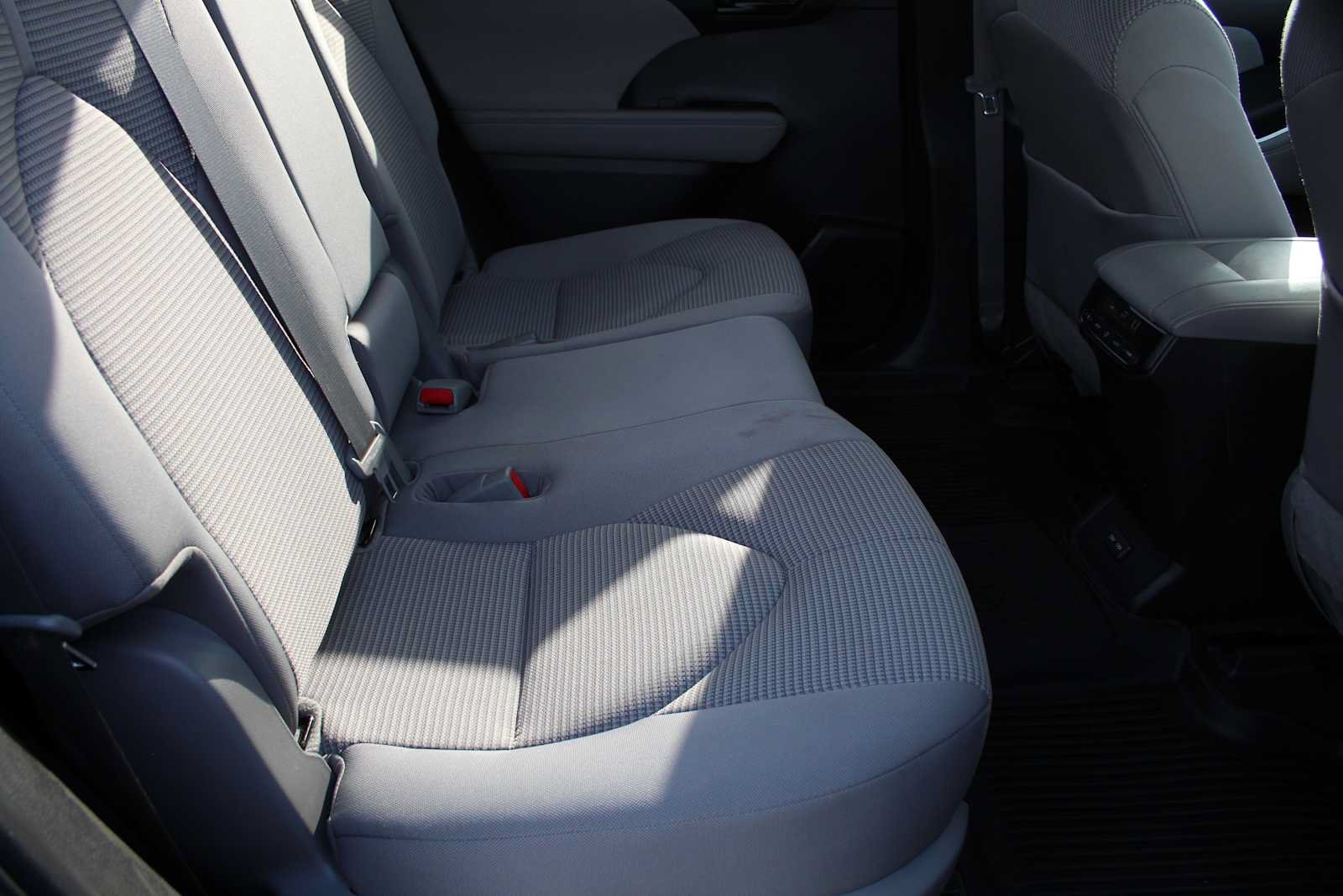 Used 2023 Toyota Highlander LE AWD/4WD image 21