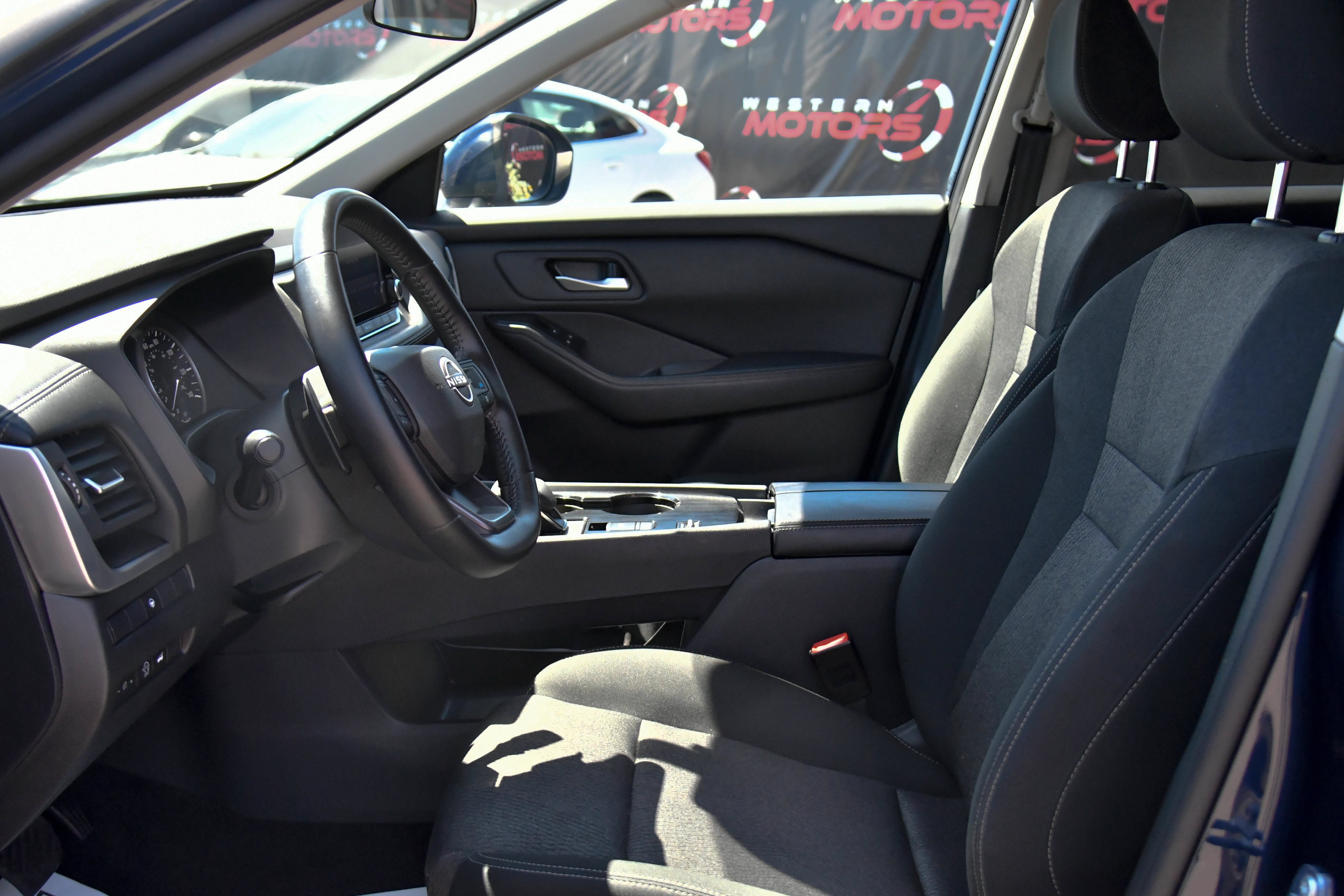 Used 2025 Nissan Rogue SV FWD image 17
