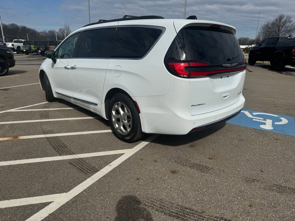 Used 2023 Chrysler Pacifica Limited image 7