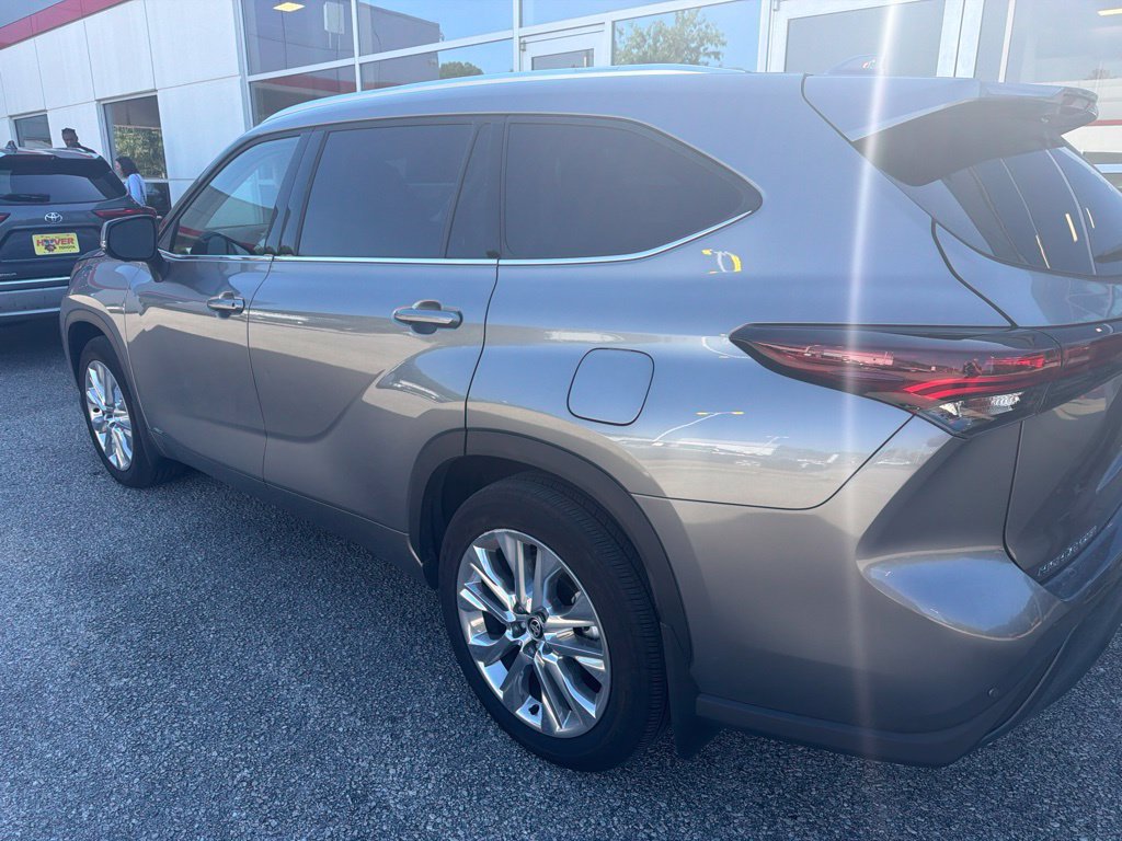 Used 2026 Toyota Highlander Limited AWD/4WD image 2