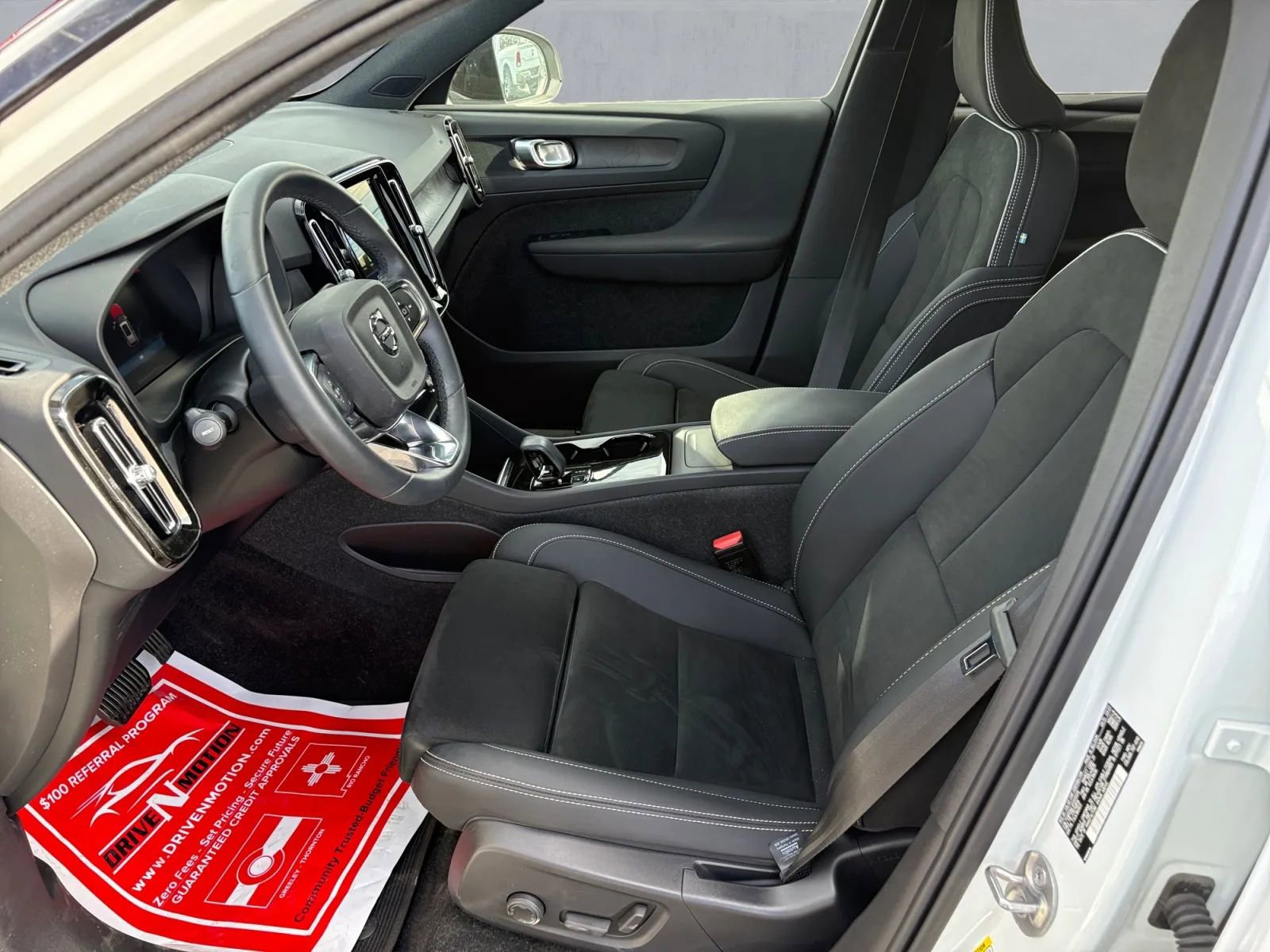 Used 2023 Volvo XC40 Recharge Plus image 12